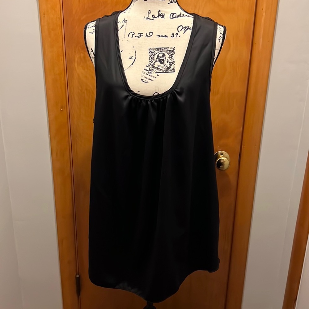 RMarks sleeveless shirt with cute opening and bow in the back